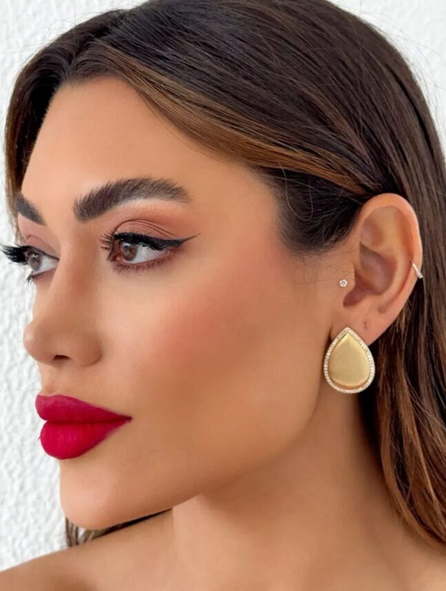 Brinco Folheado a Ouro 18k Gota com Bordas Cravejado