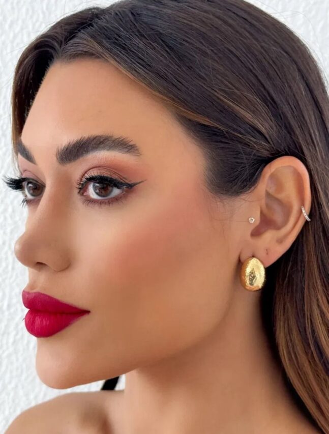 Brinco Folheado a Ouro 18k Designe Oval Martelado