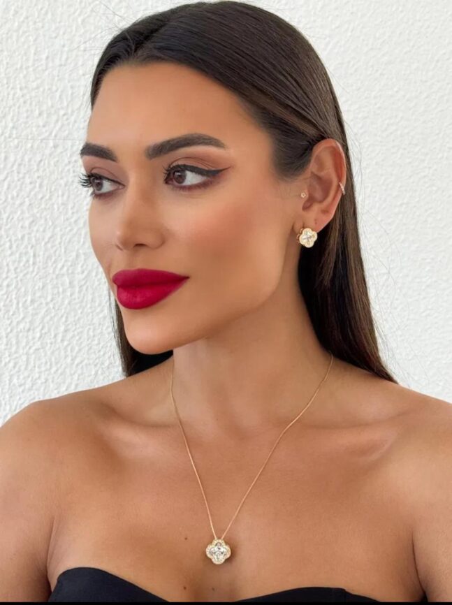 Conjunto Colar e Brinco Folheado a Ouro 18k  Inspiração Vg