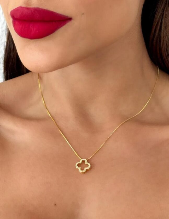 Colar Folheado a Ouro 18k Inspiração Vg. Vazado com Bordas Cravejadas
